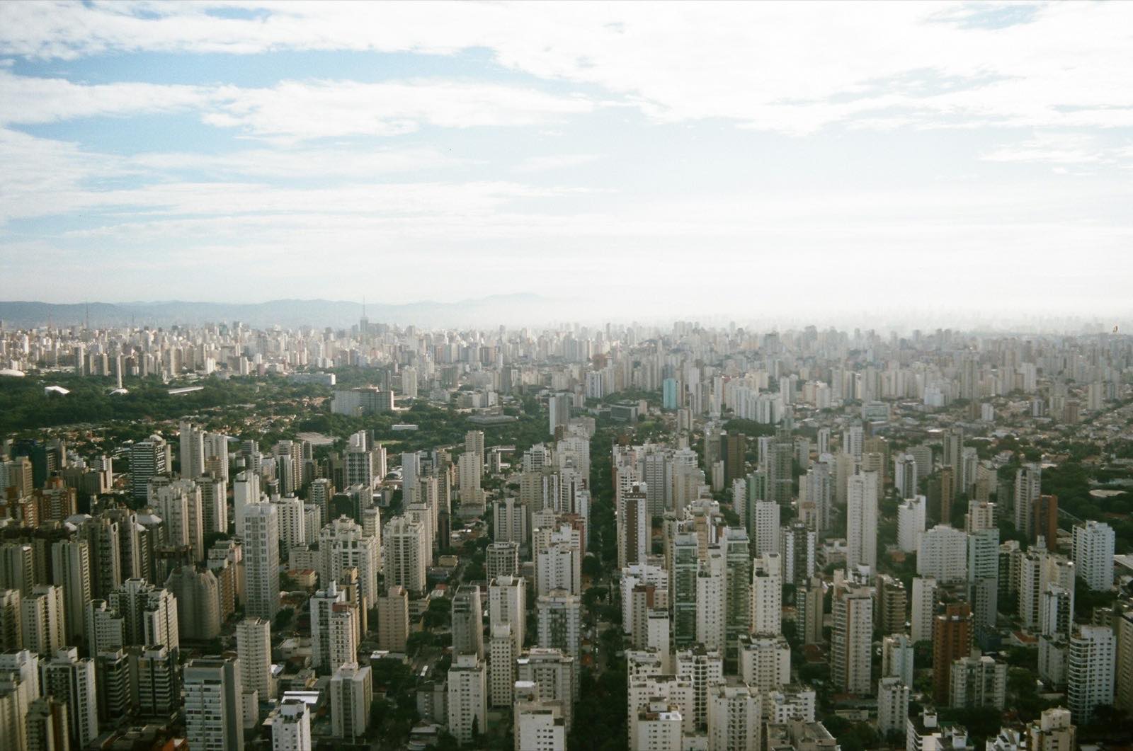 Vista aérea de São Paulo, com a malha de edifícios corporativos e residenciais