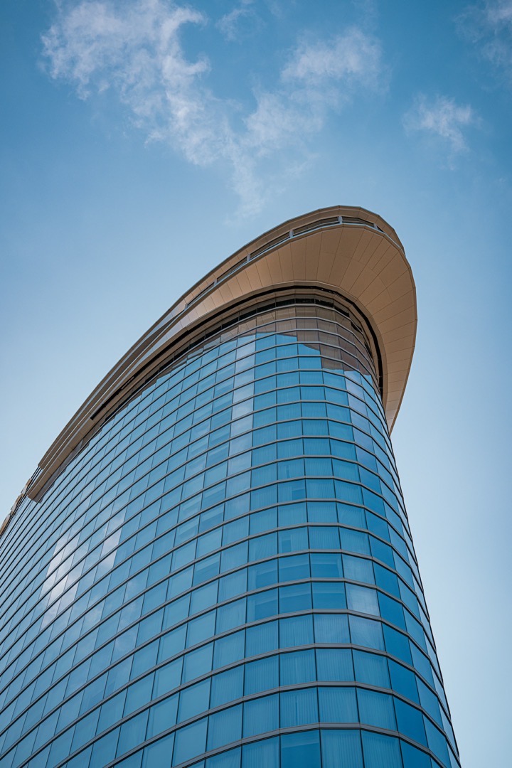 Fachada de vidro de um edifício corporativo vista de baixo para cima